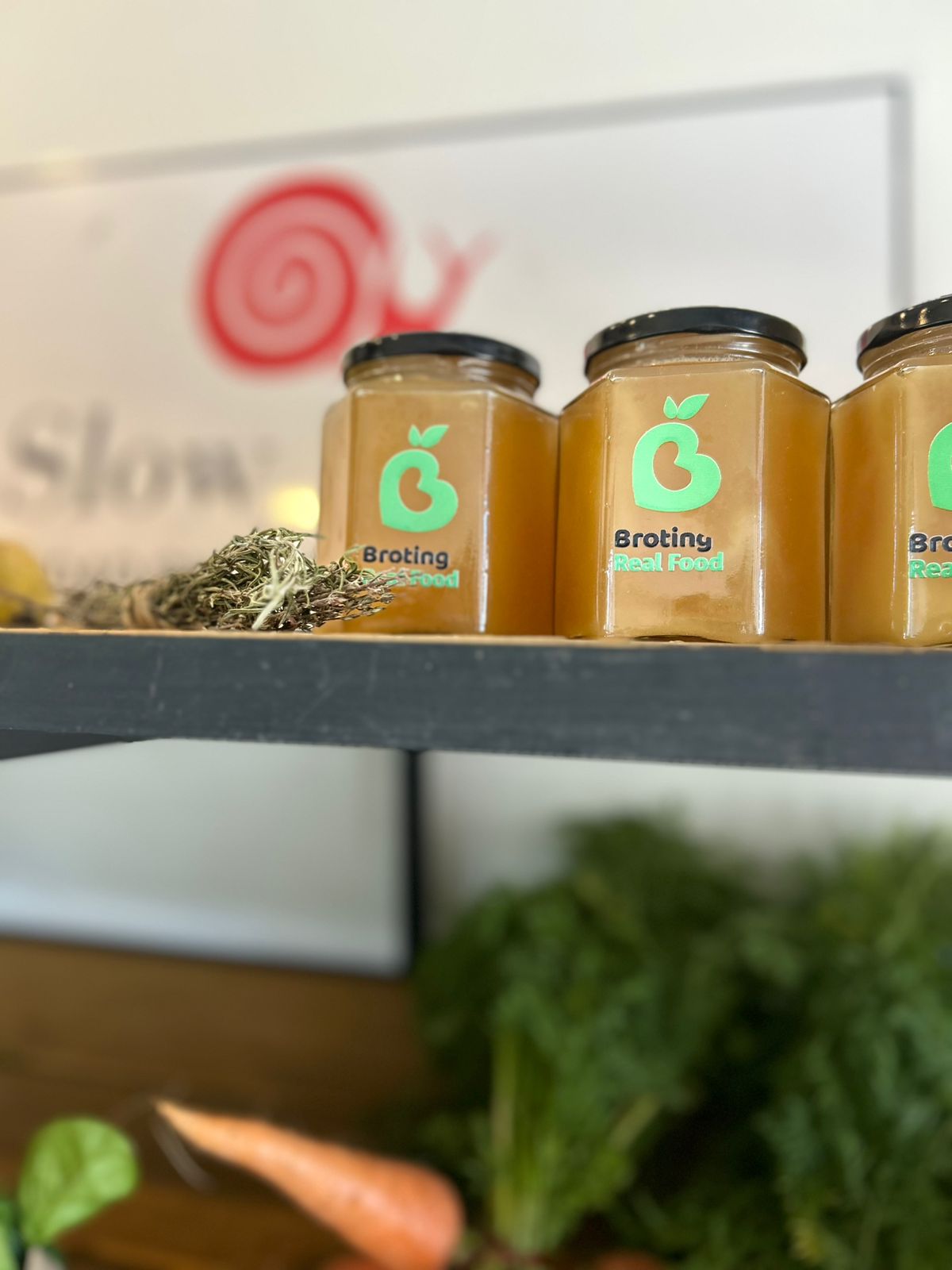 Frascos de conservas Broting Real Food en la estantería del local