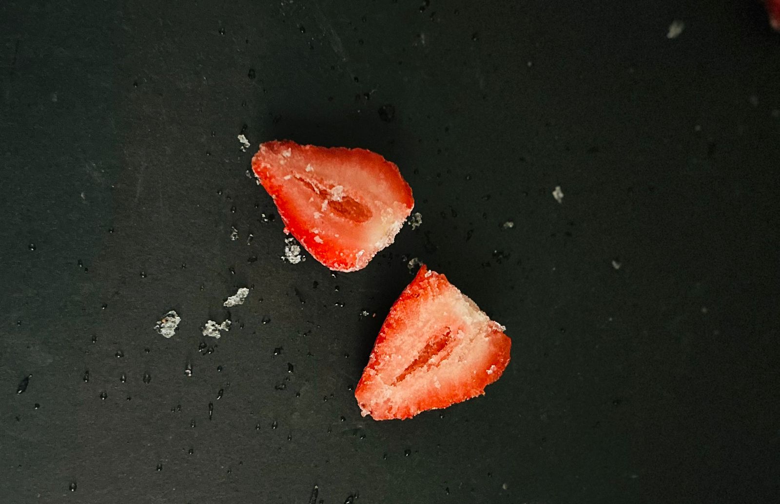 Frutillas frescas cortadas al medio