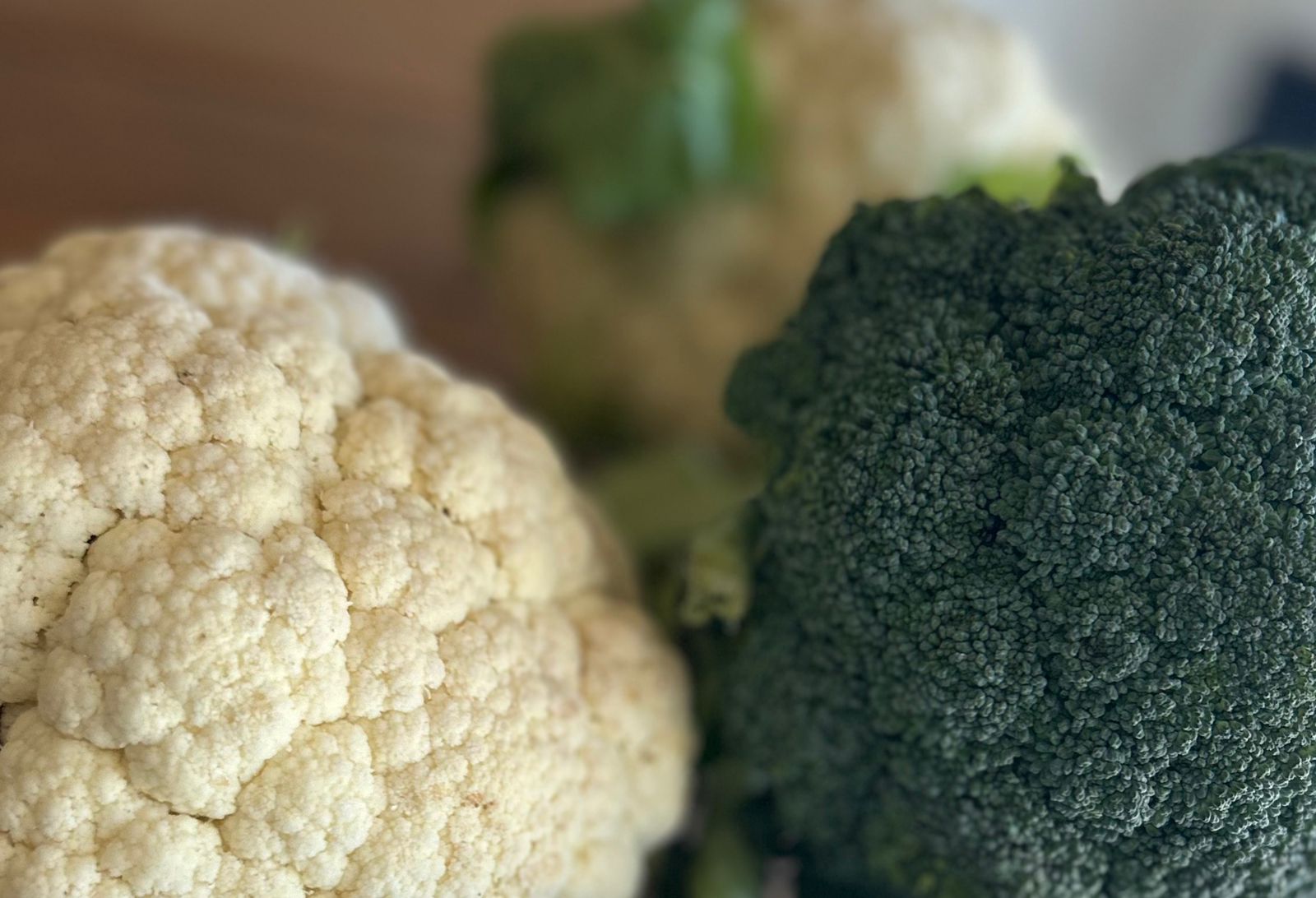 Coliflor y brócoli recién cosechados